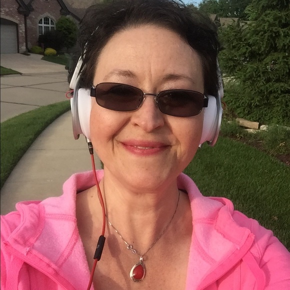 Liza Pequeno - Poshmark Profile Picture of Liza Pequeno (@lizawithdaz) on Poshmark