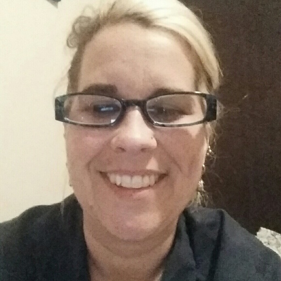 Profile Picture of Robin Dillon (@robin41) on Poshmark