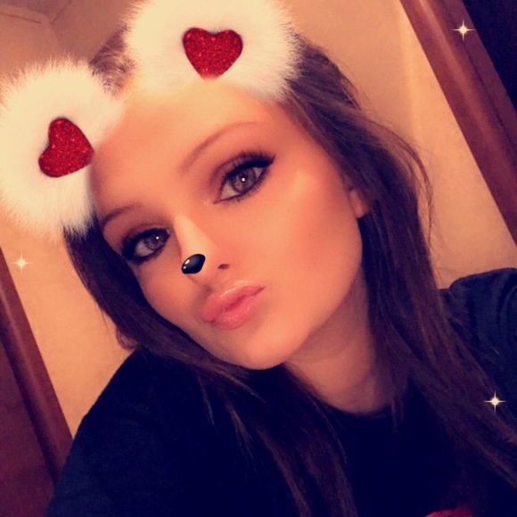 Profile Picture of Courtney Cardy (@courtneycardy19) on Poshmark