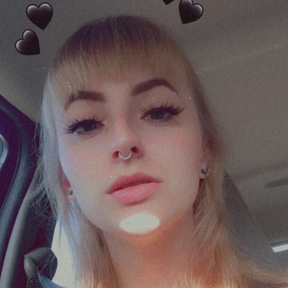 Profile Picture of Cassidy Benfield (@cassidybenfield) on Poshmark