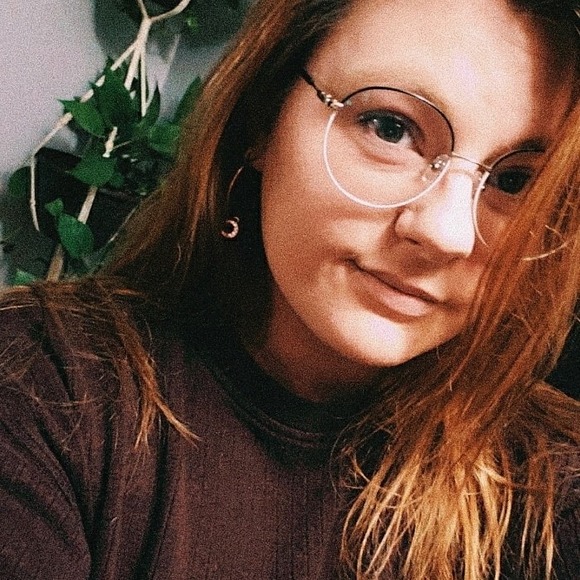 Profile Picture of Kiersten Davis (@kierstenashleyy) on Poshmark