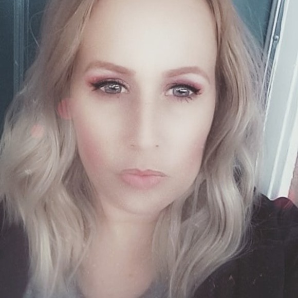 Profile Picture of Holly Newling (@hnewling) on Poshmark