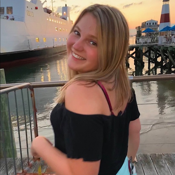 Profile Picture of Stephanie Neitlich (@sneitlich) on Poshmark