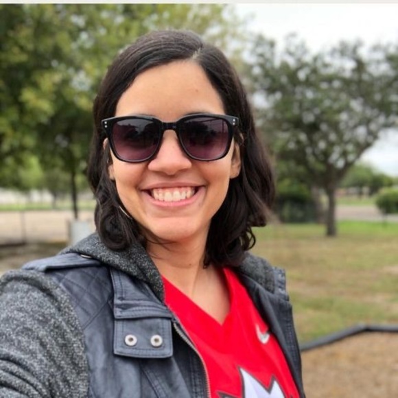 Profile Picture of Carolina Melo (@carolinamelo642) on Poshmark