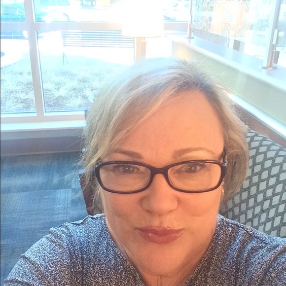 Profile Picture of Tamie Hahn (@tamiehahn) on Poshmark