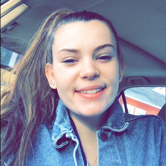 Profile Picture of Noelle Thyng (@noelle_8) on Poshmark