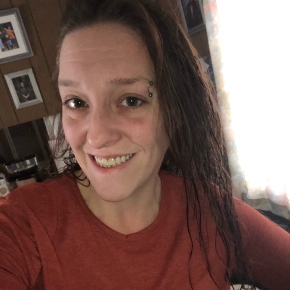 Profile Picture of Amanda Brassbridge (@abrassbridge) on Poshmark