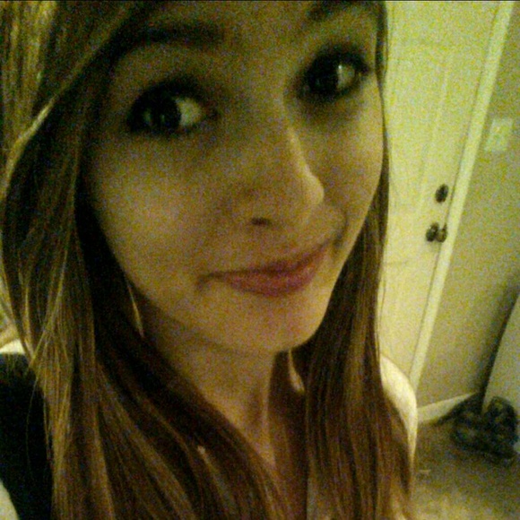 Profile Picture of Daphne Tober (@ayeitaliangirl) on Poshmark