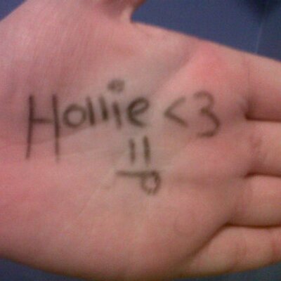 Profile Picture of Hollie Mitchell (@HollieMitchellx) on Twitter