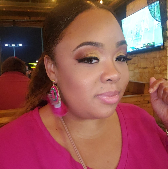 Profile Picture of Andrea Sledge (@prettynikkitx) on Poshmark