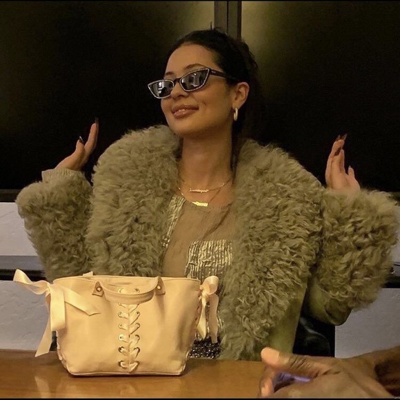 Profile Picture of Hazelle Labra (@hazellelab) on Poshmark