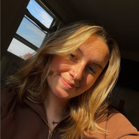 Profile Picture of Claudia Sampson (@danceislyfe) on Poshmark