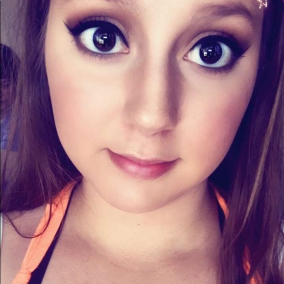 Profile Picture of Katie Ronski (@kaitlynron) on Poshmark