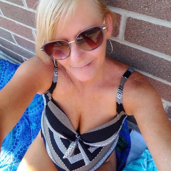 Profile Picture of Lisa Dodson (@me2cutelisa) on Poshmark