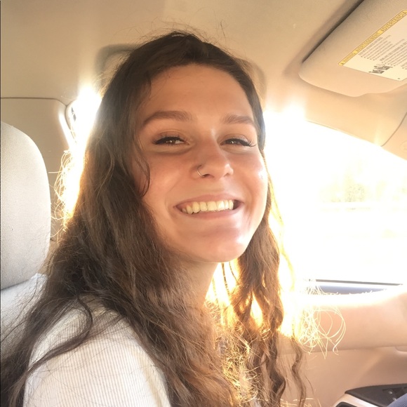 Profile Picture of Adrianne Yarbrough (@adrianneyarbs) on Poshmark