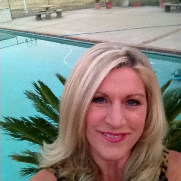 Profile Picture of Elaine Metson (@emetson) on Poshmark