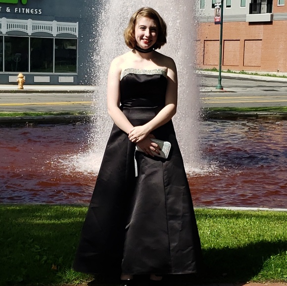 Profile Picture of Amber Updike (@amberleigh02) on Poshmark