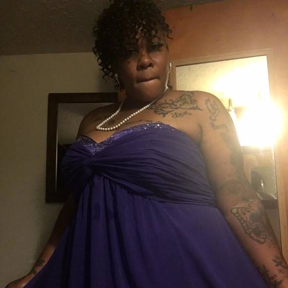 Profile Picture of Gladys Moore (@ilike101) on Poshmark