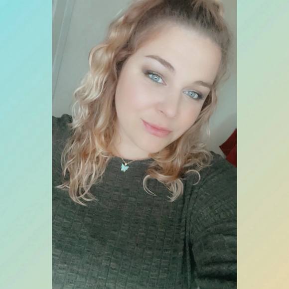Profile Picture of Amanda Hoyle (@ahoyle77555) on Poshmark