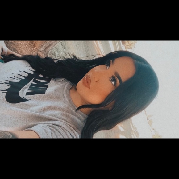 Profile Picture of Elise Calleros (@stephaniecaller) on Poshmark