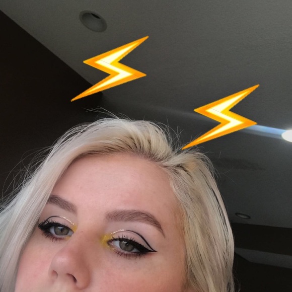 Profile Picture of Haley Schields (@haleyyikes) on Poshmark