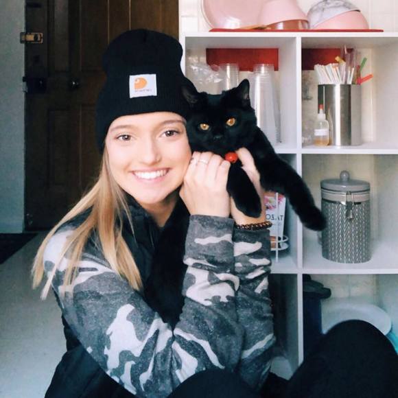 Profile Picture of Karleigh Reinsel (@karleighh1) on Poshmark