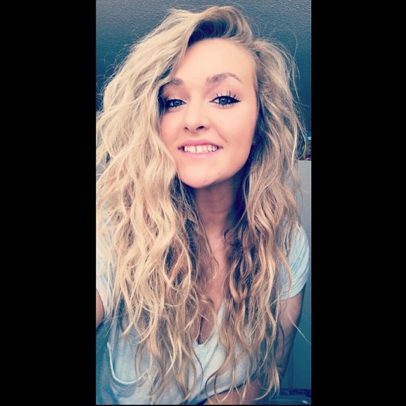Profile Picture of Cassie Nix (@cassiee26) on Poshmark