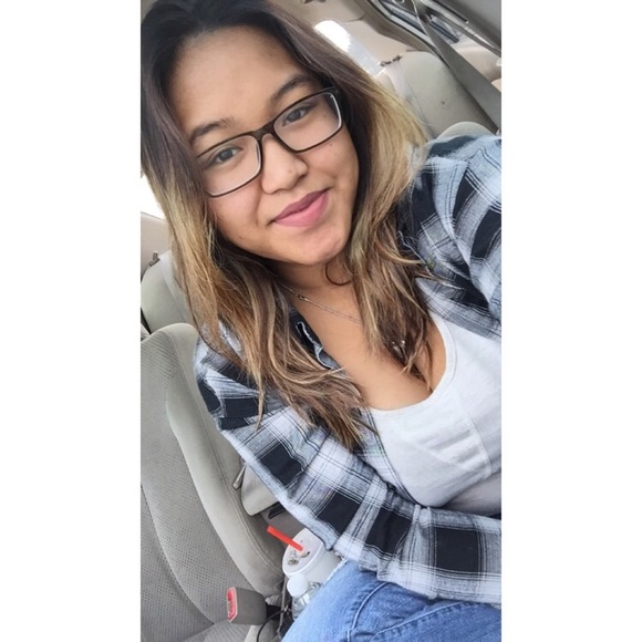 Profile Picture of Lakinna Lak (@lakinnaanita) on Poshmark