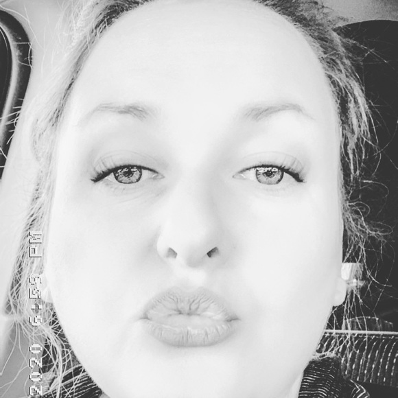 Profile Picture of Amanda Davenport (@mandypie009771) on Poshmark