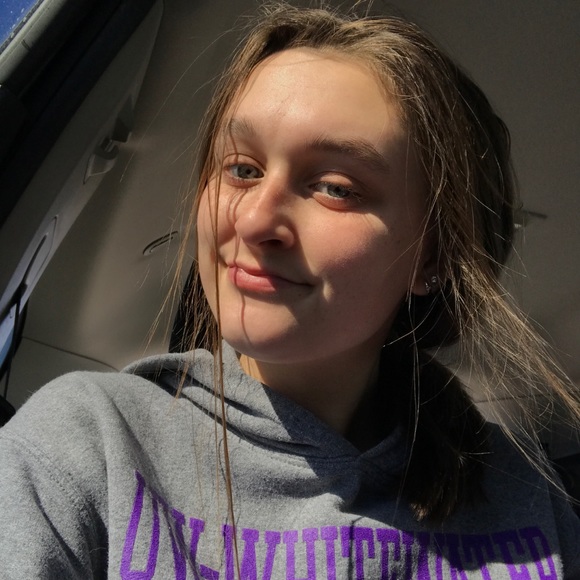 Profile Picture of Alyssa Mudgett (@alyssamudgett) on Poshmark
