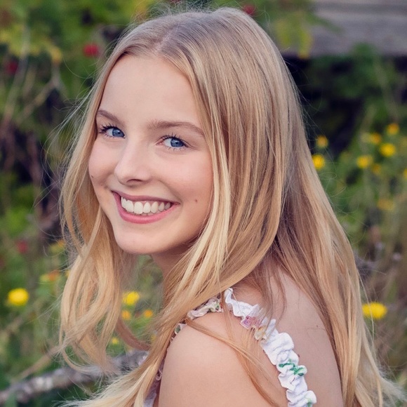 Profile Picture of December Brickey (@decbrickey) on Poshmark