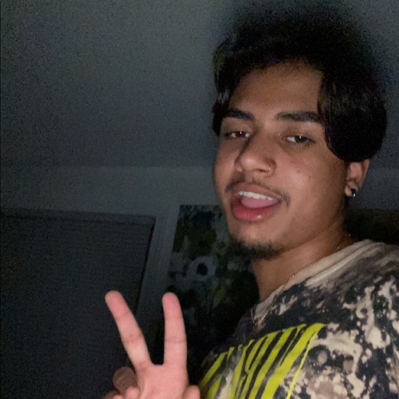 Profile Picture of Joshua Galloza (@joshuagalloza) on Poshmark