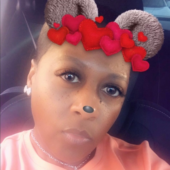 Profile Picture of Sharondia Hunter (@sharondia47) on Poshmark