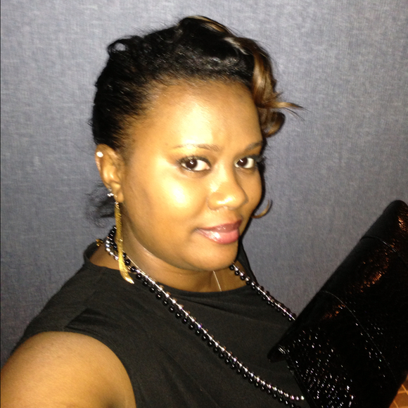 Profile Picture of Danielle Lee (@dlee1979) on Poshmark
