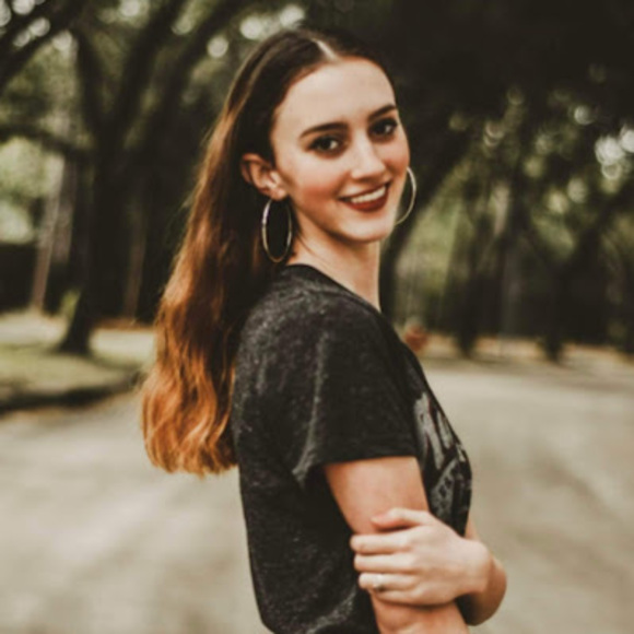 Profile Picture of Taylor Loucks (@tayloucks) on Poshmark