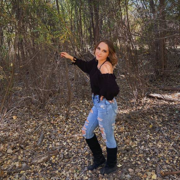 Profile Picture of Bailey Tomaszewski (@baikeyxox) on Poshmark