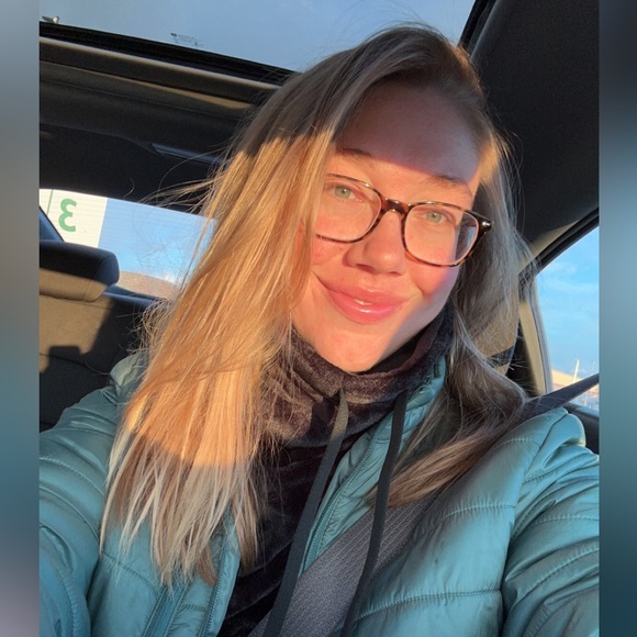 Profile Picture of Emma Shelander (@emmashelander21) on Poshmark