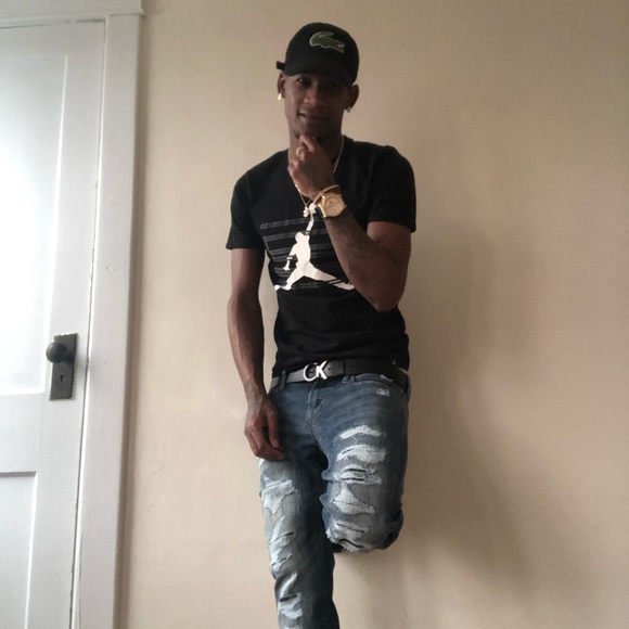 Profile Picture of Erik Arias (@ariaserik29) on Poshmark