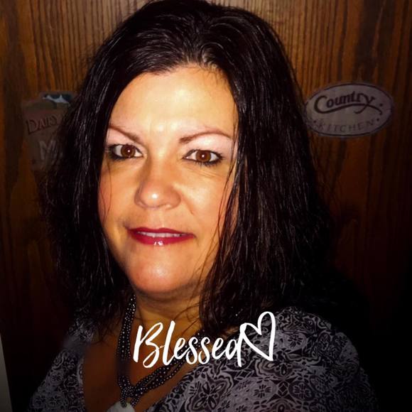 Profile Picture of Nicole Guthridge (@ndl1973) on Poshmark