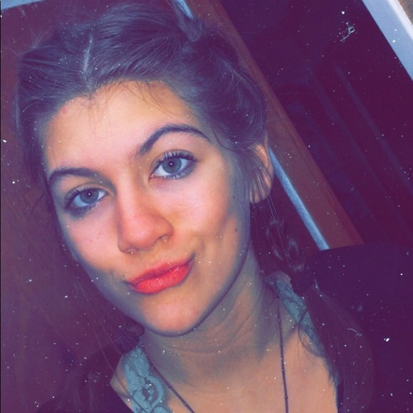 Profile Picture of Abbi Barmore (@abbi_gn) on Poshmark