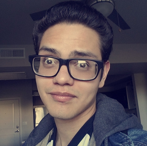 Profile Picture of Chris Chavira (@nextoron) on Poshmark