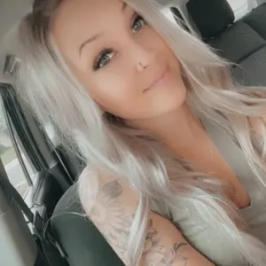 Profile Picture of Julia (@juliamewhinney) on Tiktok