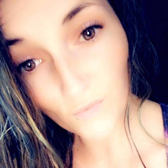 Profile Picture of Amanda Paschall (@apaschall73) on Poshmark