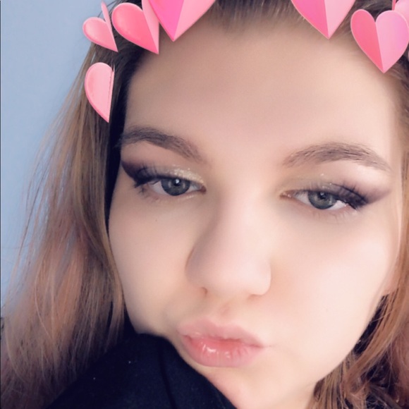 Profile Picture of Emily Forcey (@bubblequeenluvs) on Poshmark