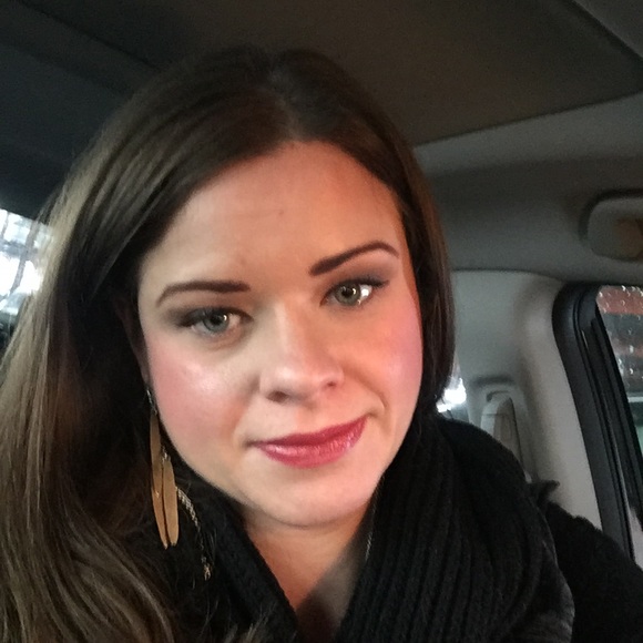 Profile Picture of Amanda Prus (@manderson360) on Poshmark