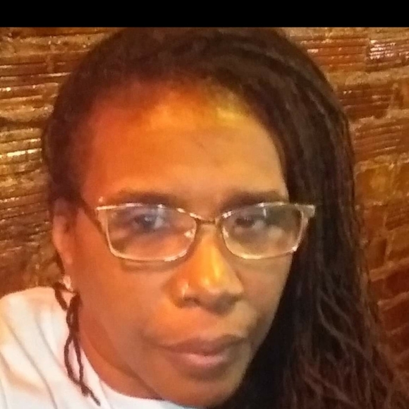 Profile Picture of Angela Miles (@angelamiles213) on Poshmark
