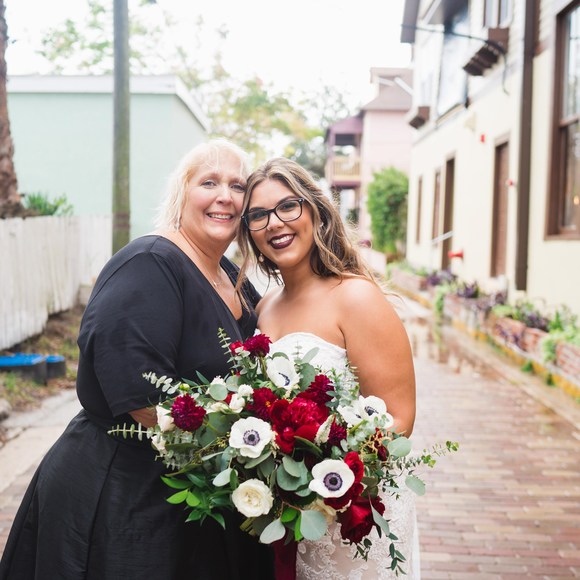 Profile Picture of Becca Caldas (@becca110611) on Poshmark