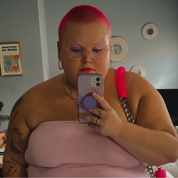 Profile Picture of Danielle Shellgren (@dshellgren) on Poshmark
