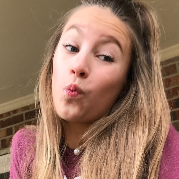 Profile Picture of Annalia Jansons (@aejansons) on Poshmark