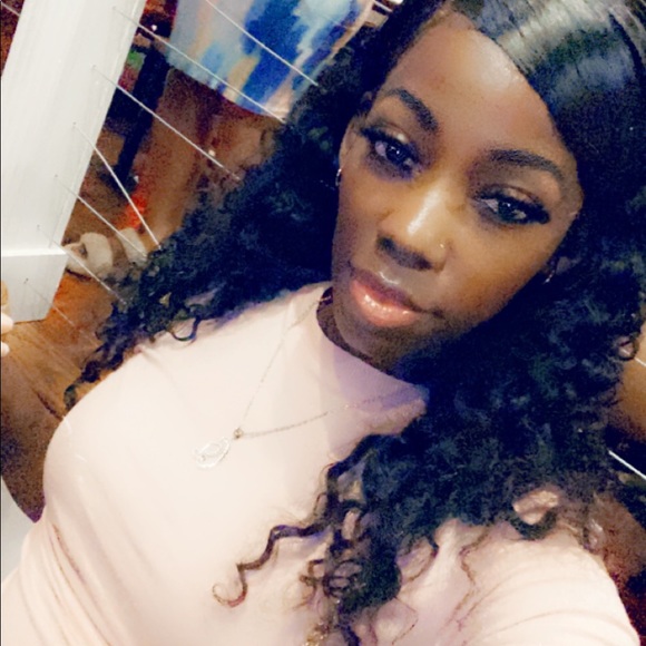 Profile Picture of Quanisha Thompson (@quanishathompso) on Poshmark